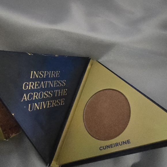 Marvel Gold and Black Makeup Decor - Picture 3 of 4